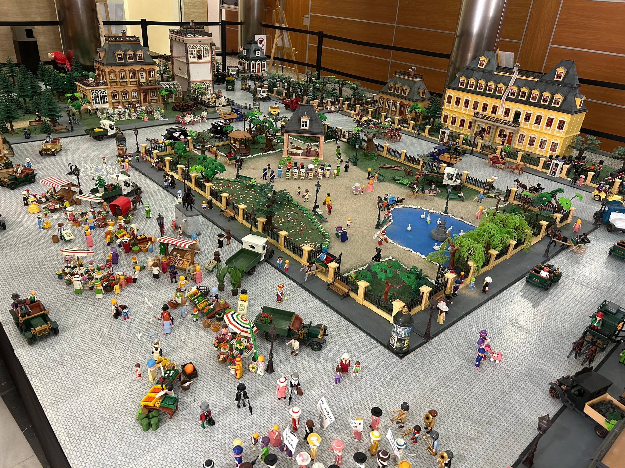 Ven a visitar la exposición Playmobil "Mujeres célebres"